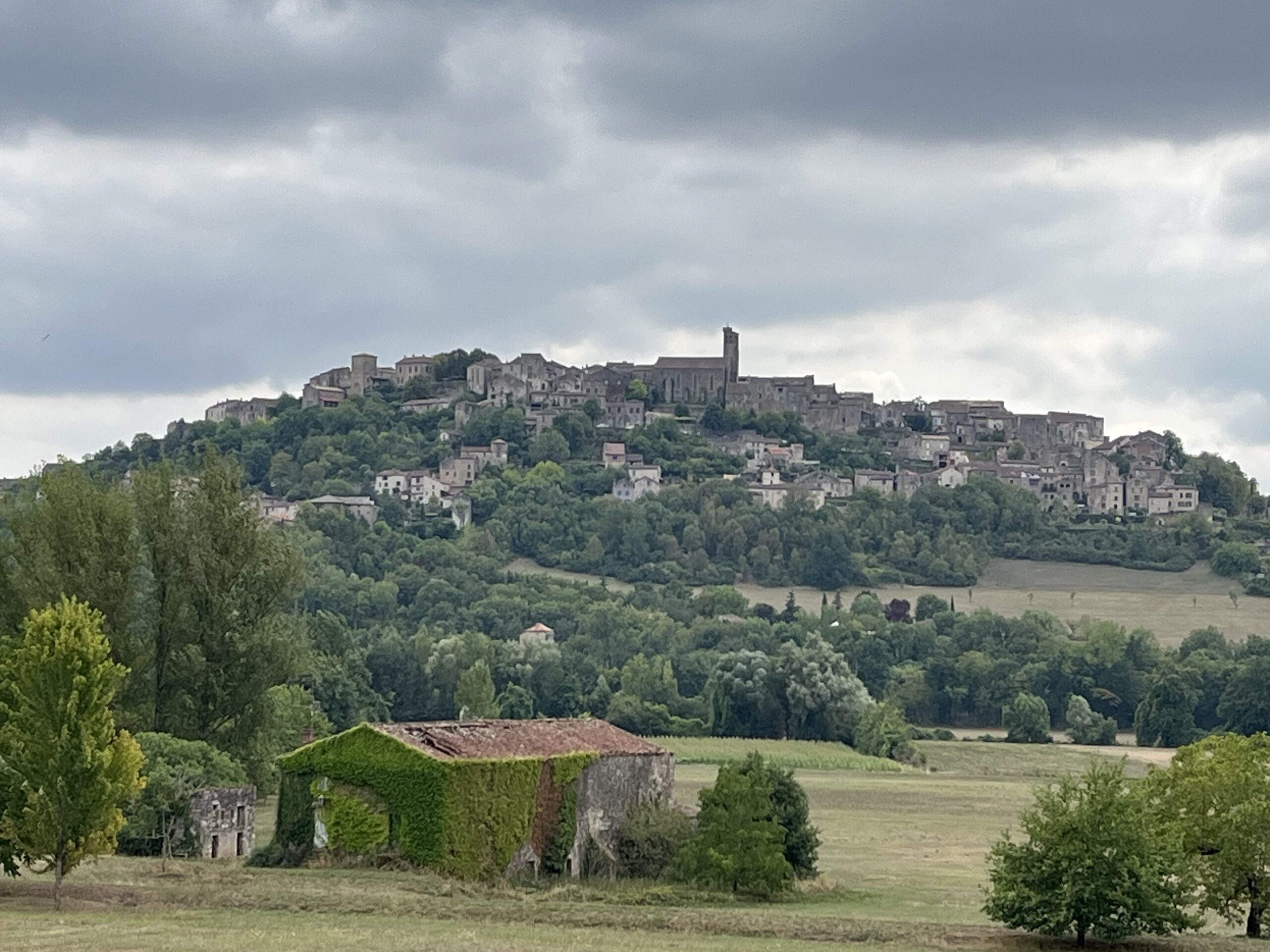 Vue de cordes-sur-Ciel, village médiéval de Tarn où se déroule La Bête de Mordagne.